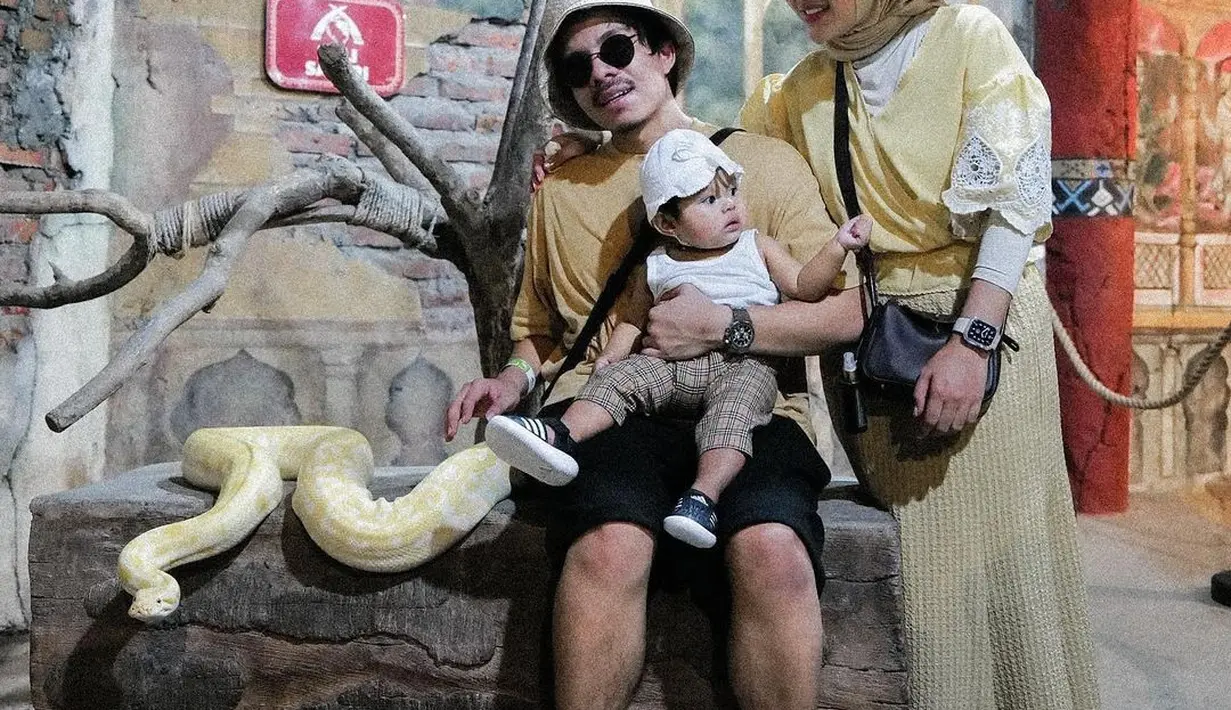 Ide OOTD ke safari, Aurel kompak bersama suami dan buah hati dengan outfit nuansa kuning cerah. @aurelie.hermansyah.