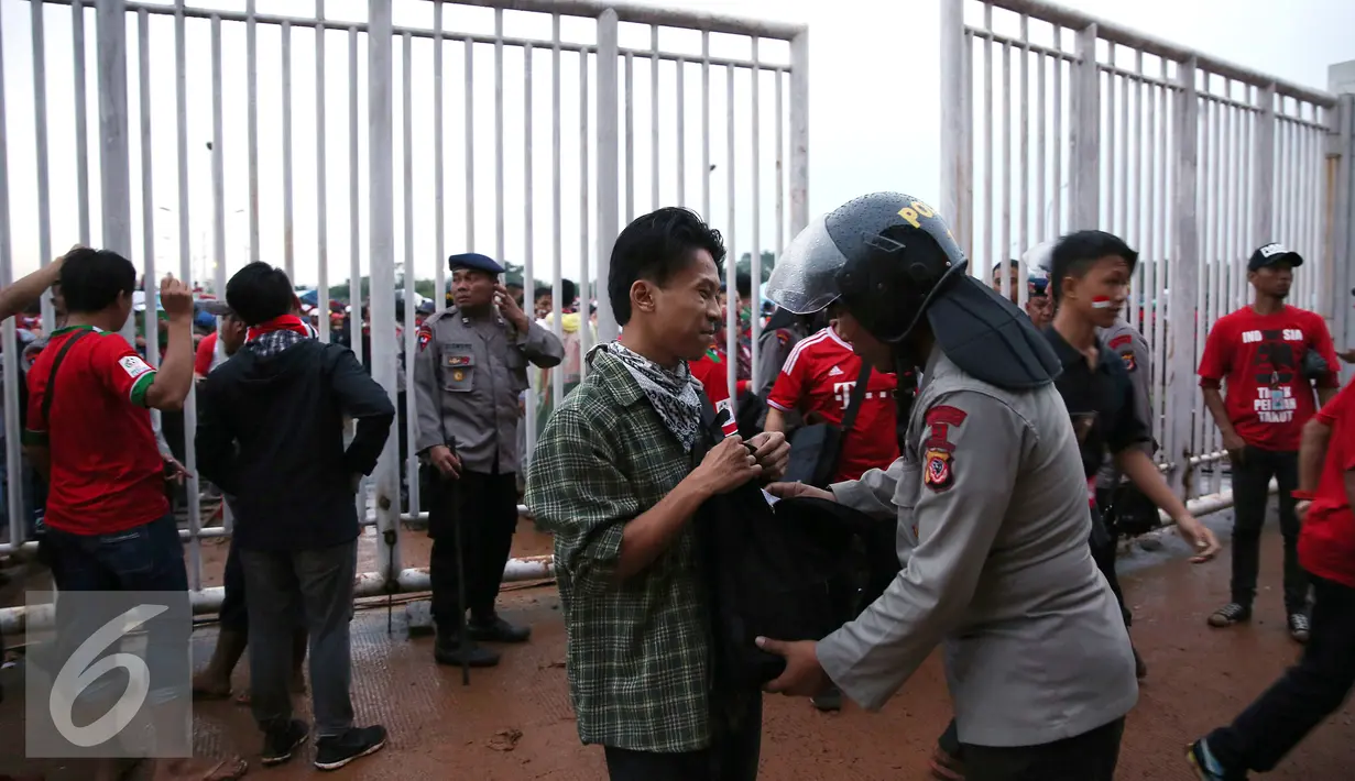 Polisi memeriksa penonton sebelum pertandingan final leg pertama Piala AFF 2016 di Stadion Pakansari, Bogor, Rabu (14/12). (Liputan6.com/Johan Tallo)