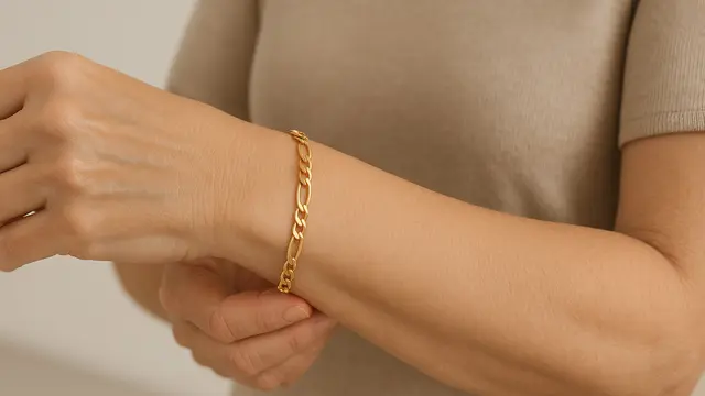 Model Gelang Emas Rantai Halus untuk Ibu-Ibu Usia 50 Tahunan/Ilustrasi AI