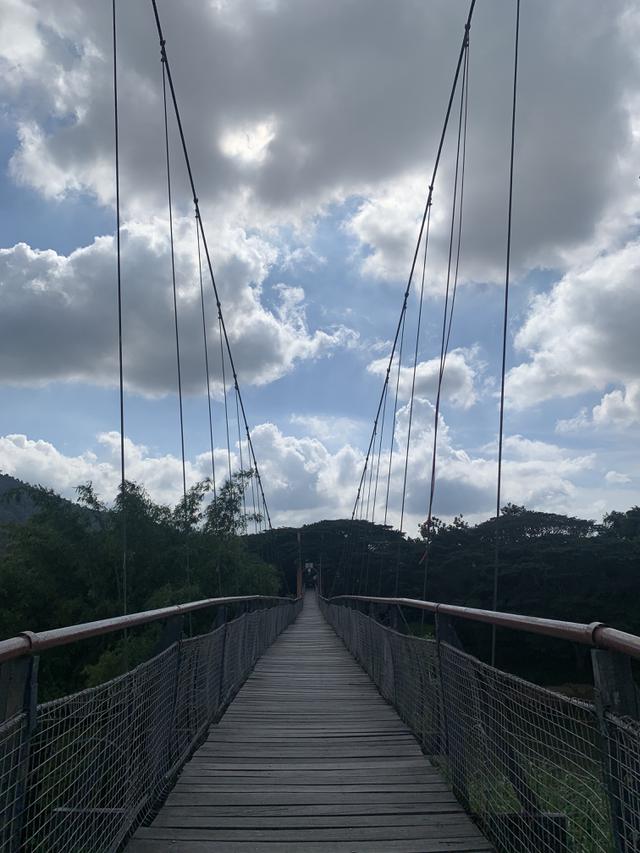 Tiga destinasi wisata unik di sekitar Kota Kinabalu yang dikenal luas sebagai Malaysian Borneo, yaitu Jembatan Tamparuli, Jembatan Kaca Tamparuli, dan Sunset di Tepi Pantai, Shangri-La Resort, Tanjung Aru, Kota Kinabalu. (Tasha/Liputan6.com)