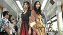 Model berpose saat memeragakan busana pada acara Jakarta Fashion & Food Festival (JFFF) 2019 di gerbong Light Rail Transit (LRT) Jakarta rute Stasiun Velodrome-Stasiun Boulevard Utara, Jakarta, Selasa (13/8/2019). (merdeka.com/Iqbal Nugroho)