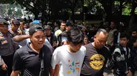 Polisi mengamankan pria yang diduga pencopet di tengah massa pendukung Anies-Muhaimin (AMIN) di sekitaran gedung KPU RI, Jakarta, Kamis (19/10/2023). (Merdeka.com/Rahmat Baihaqi)