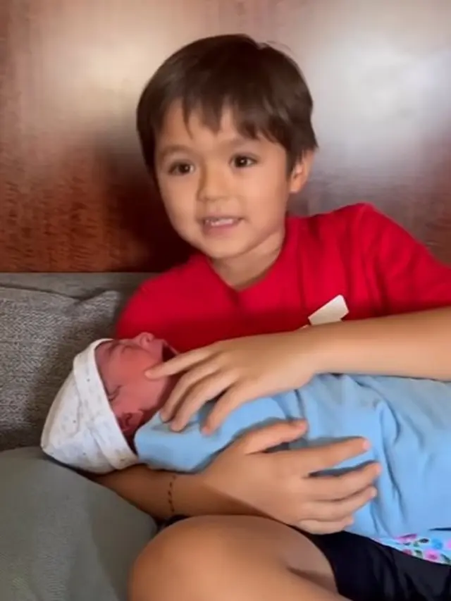 El Barack selalu mengasuh adiknya (Instagram/inijedar)