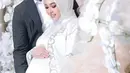 Syahrini dan Reino Barack tampil formal dengan busana putih hitam. Syahrini kenakan dress dan outer putih dengan bordir silver. Sedangkan Reino Barack pilih gaya semi formal dengan setelan putih dan jas abu-abu. [@princessyahrini]