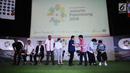 Ketua Umum INASGOC, Erick Thohir (keenam kiri) menyalami COO Emtek Group, Sutanto Hartono (ketiga kanan) usai konferensi pers Official Broadcaster Asian Games 2018 di Jakarta, Kamis (8/2). (Liputan6.com/Helmi Fithriansyah)