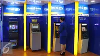 Nasabah melakukan transaksi di ATM Bank BTN, Jakarta, Jumat (22/7). Bank BTN siap menampung dana repatriasi dari kebijakan penghapusan pajak (tax amnesty) yang mulai diberlakukan pemerintah. (Liputan6.com/Angga Yuniar)