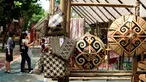 Sejumlah tas dan penutup kepala hasil kerajinan tangan dipamerkan dalam Festival Panen Raya Nusantara di Taman Menteng, Jakarta, Jumat (13/10). Festival tersebut menampilkan berbagai macam produk nusantara. (Liputan6.com/Angga Yunair)