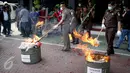 Petugas memusnahkan barang bukti persidangan dengan cara dibakar di Kejaksaan Negeri Jakarta Utara, Kamis (16/3). Narkotika mulai dari 2.645 gram ganja, 6.128 gram sabu, 43 gram, dan 212.336 butir extasy ikut dimusnahkan. (Liputan6.com/Faizal Fanani)