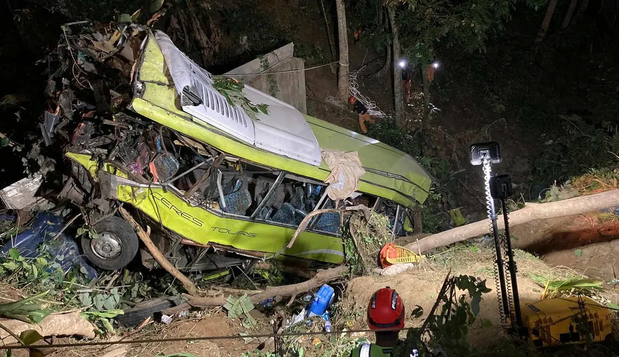 Kecelakaan bus terjadi di Filipina. Sejumlah penumpang dilaporkan meninggal dunia. (Iloilo City Disaster Risk Reduction and Management Office - Urban Search and Rescue Unit via AP)