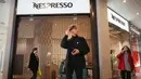 Pengunjung berjalan melewati toko Nespresso yang tutup akibat sanksi barat di sebuah pusat perbelanjaan di St. Petersburg, Rusia, Selasa, 31 Mei 2022. Banyak perusahaan Barat telah meninggalkan Rusia setelah dimulainya invasi Moskow ke Ukraina. (AP Photo/Dmitri Lovetsky)