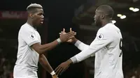 Romelu Lukaku (kanna) dan Paul Pogba merayakan gol saat melawan AFC Bournemouth pada lanjutan Premier League di Vitality Stadium, Bournemouth, (18/4/2018). MU menang 2-0. (Adam Davy/PA via AP)
