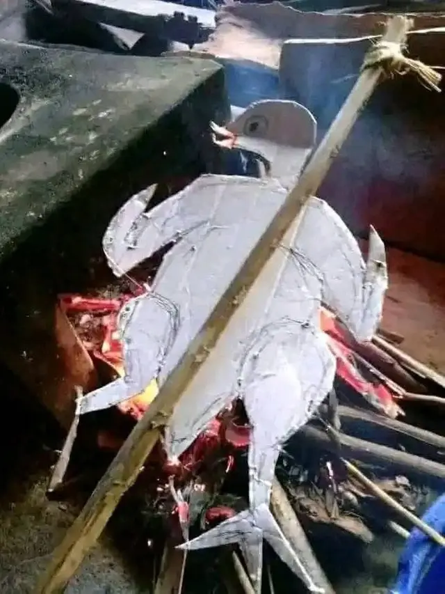 6 Potret Orang Bakar Ikan Mainan di Malam Tahun Baru 2025 Ini Bikin Tepuk Jidat