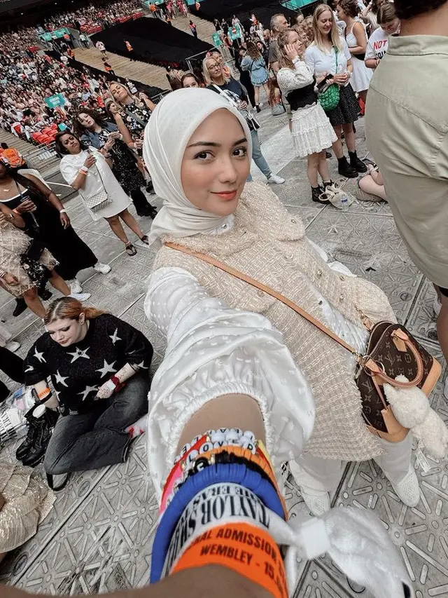 Citra Kirana Liburan ke Inggris. [@citraciki]