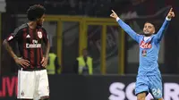 Penyerang Napoli, Lorenzo Insigne (kanan) melakukan selebrasi usai mencetak gol kegawang AC Milan pada Lanjutan liga Italia di Stadion San Siro (4/10/2015). AC Milan Kalah telak atas Napoli dengan skor 0-4. (REUTERS/Giorgio Perottino)
