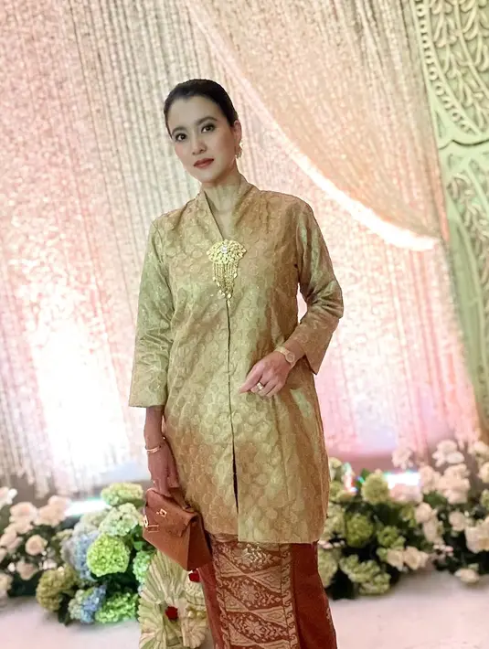 Pesona cantik Marcella terlihat mature dengan  makeup bold dan updo simple yang perlihatkan anting emas [@marcella.zalianty]