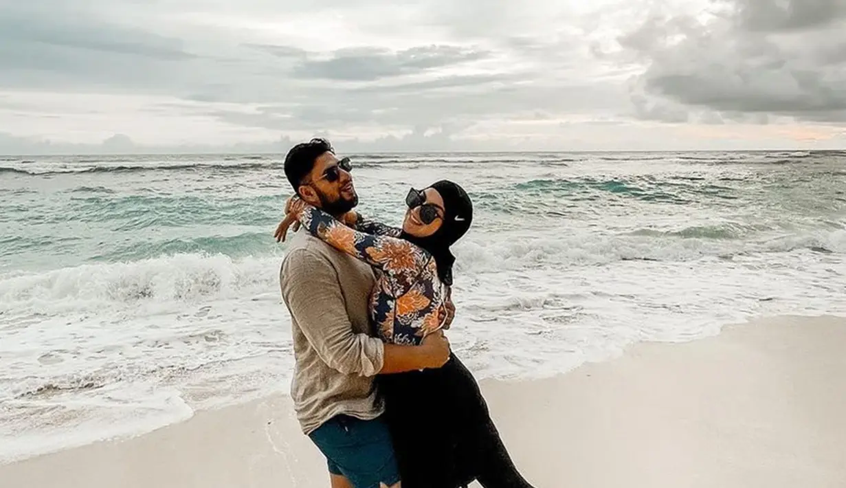 <p>Liburan di pantai bisa jadi alternatif melepas penat. Irish Bella dan Ammar Zoni pun terlihat sangat bahagia bisa berlibur berdua. Pose-pose foto keduanya pun tuai atensi karena menunjukkan sisi kebahagiaan keduanya saat berlibur. (Liputan6.com/IG/_irishbella_)</p>