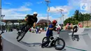 Pengunjung bermain sepeda BMX pada skate park Alun-Alun Kota Depok, Minggu (12/1/2020). Alun-alun seluas 3,9 hektare ini dilengkapi berbagai fasilitas, mulai dari padepokan, wall climbing, skate park, working space, hingga gerai UMKM. (Merdeka.com/Muhammad Fayyadh/Magang)