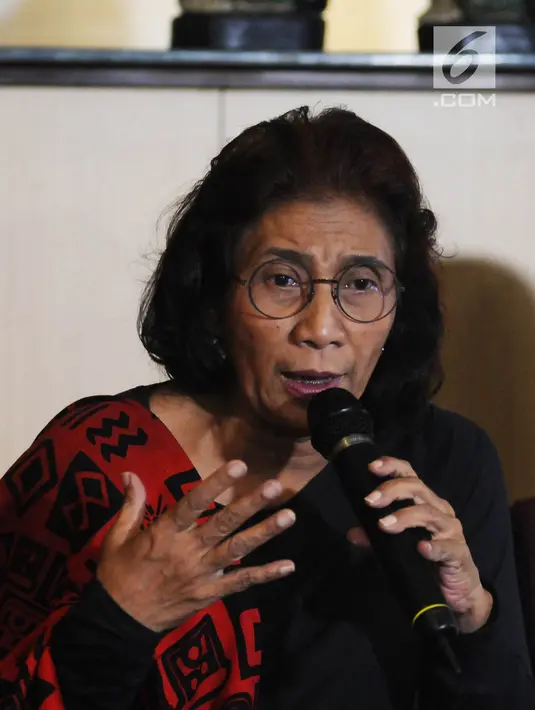 Menteri Kelautan dan Perikanan Susi Pudjiastuti memberi keterangan pers di Bandara Halim Perdanakusuma, Jakarta, Selasa (30/4/2019). Susi menyatakan 38 dari 51 kapal pencuri ikan yang akan ditenggelamkan merupakan kapal Vietnam. (Liputan6.com/Herman Zakharia)