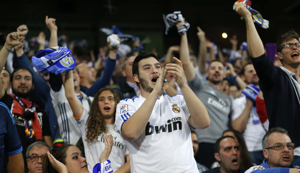 Ekspresi fans Real Madrid saat merayakan gol pada leg pertama semifinal Liga Champions di Santiago Bernabeu stadium, Madrid, ( 2/5/2017). Real Madrid menang 3-0. (AP/Francisco Seco)