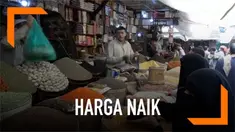 Sejumlah barang mengalami kenaikan harga di pasar Sanaa, Yaman. Akibatnya sebagian warga kelaparan karena tidak mampu membeil barang makanan.