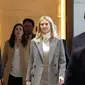 Putri Presiden AS Donald Trump, Ivanka Trump tiba di Bandara Internasional Incheon di Incheon, Korea Selatan, (23/2). (AP Photo/Ahn Young-joon. Pool)