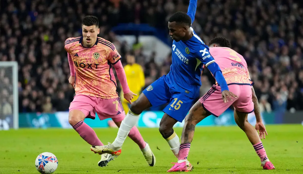 Permainan ketat diperlihatkan kedua tim yang saling memperebutkan tiket Perempat Final Piala FA. (AP Photo/Kirsty Wigglesworth)
