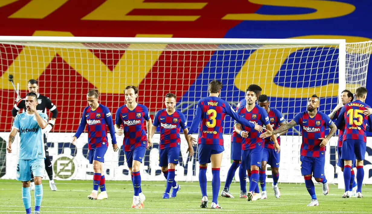 Para pemain Barcelona merayakan gol yang dicetak oleh Lionel Messi ke gawang Leganes pada laga La Liga di Stadion Camp Nou, Selasa (16/6/2020). Barcelona menang 2-0 atas Leganes. (AP Photo/Joan Montfort)