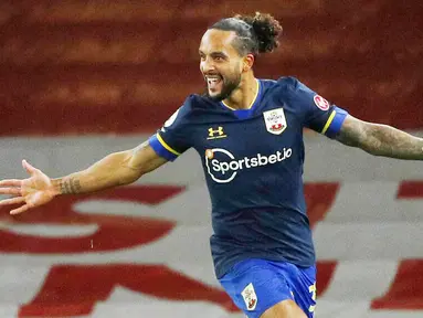 Penyerang Southampton, Theo Walcott, melakukan selebrasi usai mencetak gol ke gawang Arsenal pada laga Liga Inggris di Stadion Emirates, Kamis (17/12/2020). Kedua tim bermain imbang 1-1. (Adrian Dennis/Pool via AP)