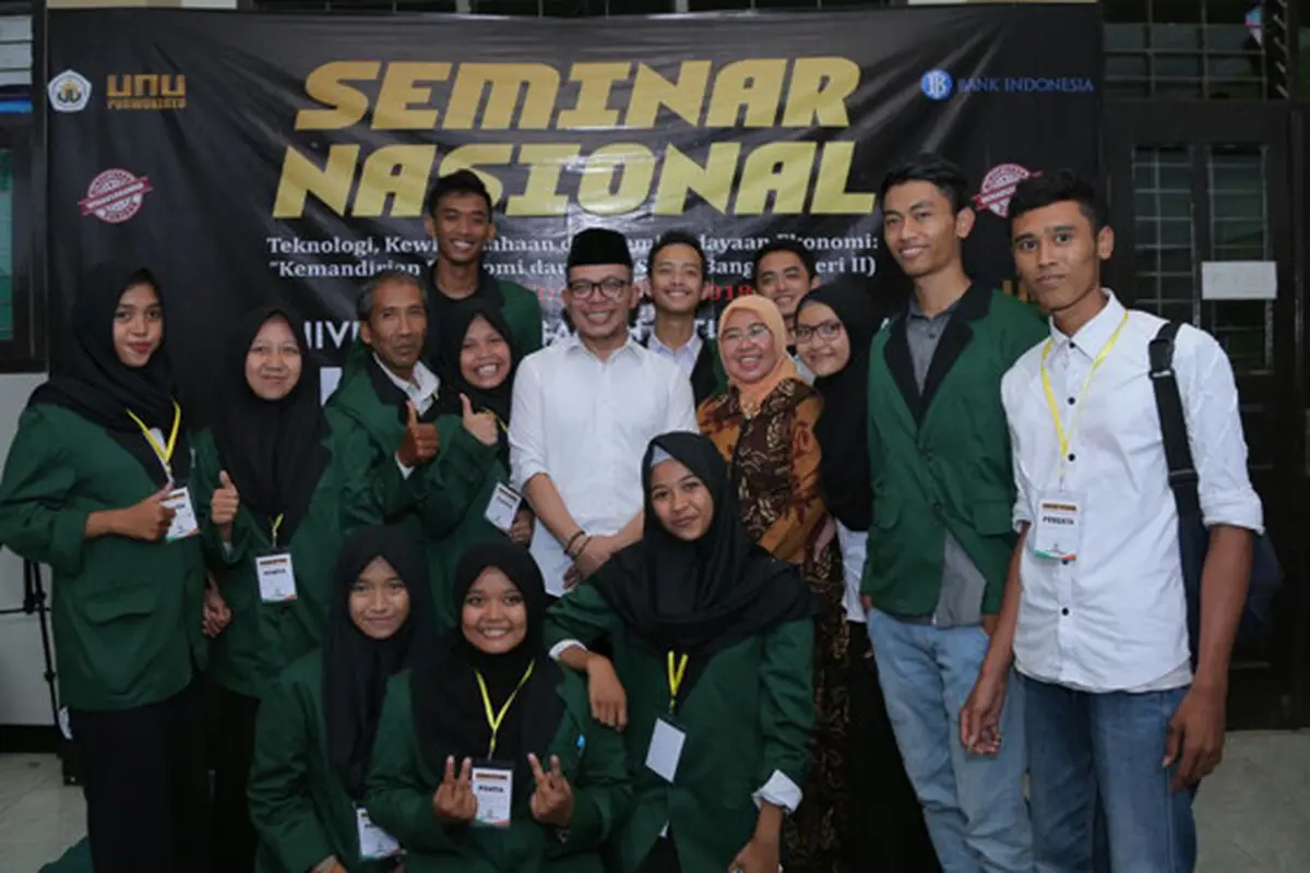 Hanif Dhakiri bersama mahasiswa UNU Purwokerto