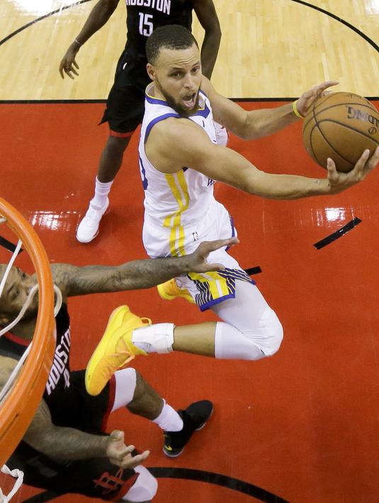 Aksi pemain Golden State Warriors, Stephen Curry melakukan tembakan saat melawan Rockets pada gim kelima final NBA basketball Wilayah Barat di Toyota Center, Houston, (24/5/2018). Houston menang 98-94. (AP/David J. Phillip)