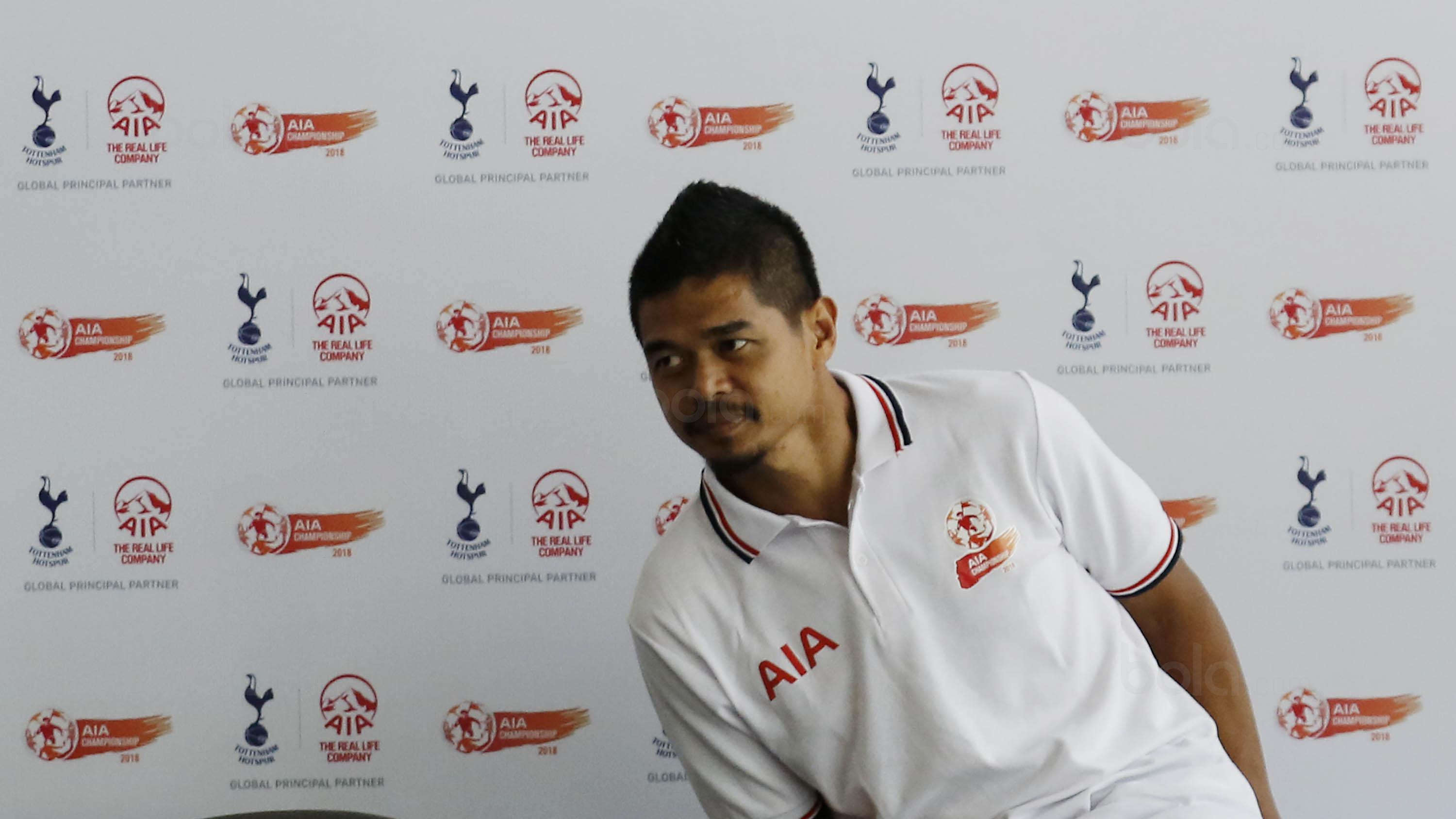 Tokoh sepak bola Indonesia, Bambang Pamungkas, saat jumpa pers AIA Championship 2018 di Hotel Atlet Senayan, Jakarta, Selasa (9/1/2018). Pemenang AIA Championship akan dibawa ke markas Tottenham. (Bola.com/M Iqbal Ichsan)