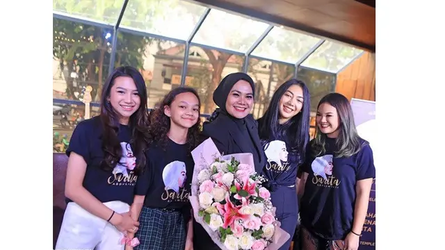 Jarang Tersorot, Ini 6 Potret Kompak Sarita Abdul Mukti dengan Keempat Putrinya