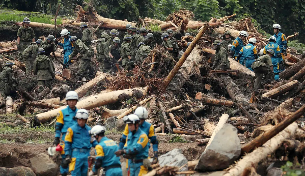 Petugas penyelamat melakukan operasi pencarian untuk orang hilang di Toho, prefektur Fukuoka, Jepang, Sabtu (8/7).  Di beberapa tempat di Jepang diramalkan diguyur curah hujan tinggi selama berjam-jam. (AFP PHOTO / JIJI PRESS)