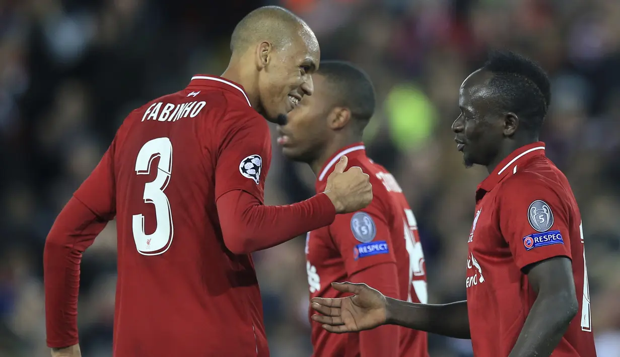 Pemain Liverpool merayakan kemenangan atas Crvena Zvezda pada laga Liga Champions, di Stadion Anfield, Rabu (24/10/2018). Liverpool menang 4-0 atas Crvena Zvezda. (AP/Jon Super)