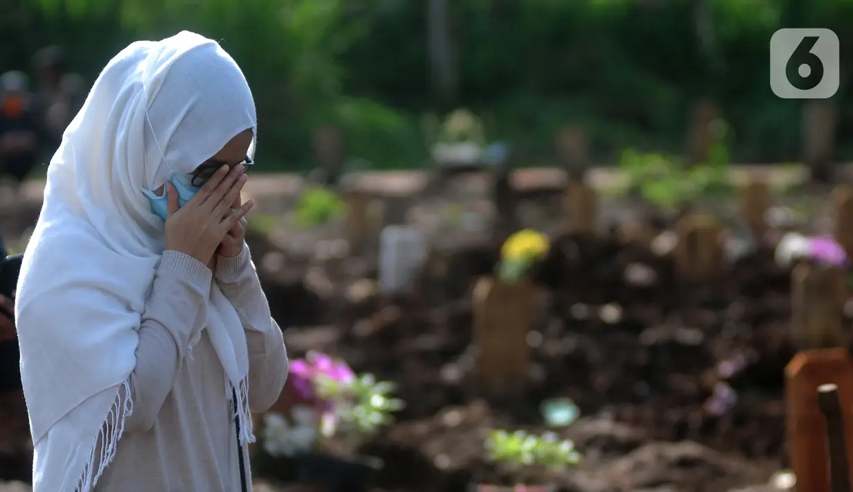 Tangis keluarga korban COVID-19 warga Tangerang Selatan yang meninggal di Bandung di TPU Jombang, Tangerang Selatan, Banten, Senin (21/6/2021). Korban COVID-19 yang dimakamkan dalam satu hari rata-rata 5 sampai 10 jenazah. (merdeka.com/Arie Basuki)