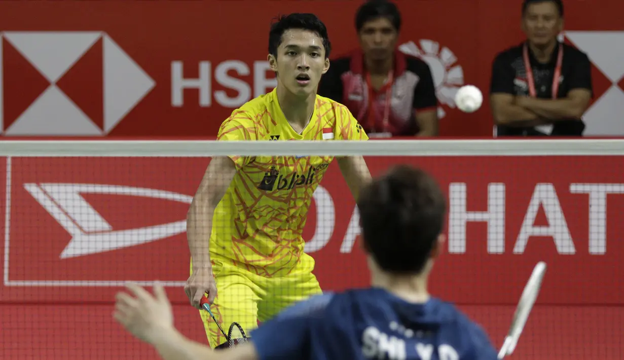 Tunggal putra Indonesia, Jonatan Christie, berusaha mengembalikan kok saat melawan tunggal China pada Indonesia Masters 2019 di Istora Senayan, Jakarta, Kamis (24/1). Jonatan lolos ke perempat final. (Bola.com/M. Iqbal Ichsan)