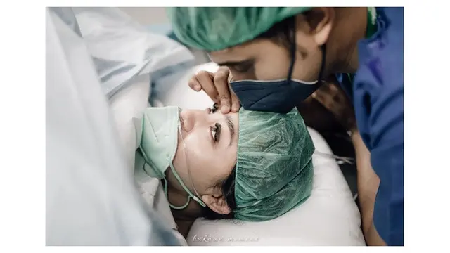 Momen 6 Seleb Pria Dampingi Istri Lahiran Anak Pertama, Penuh Haru Bahagia