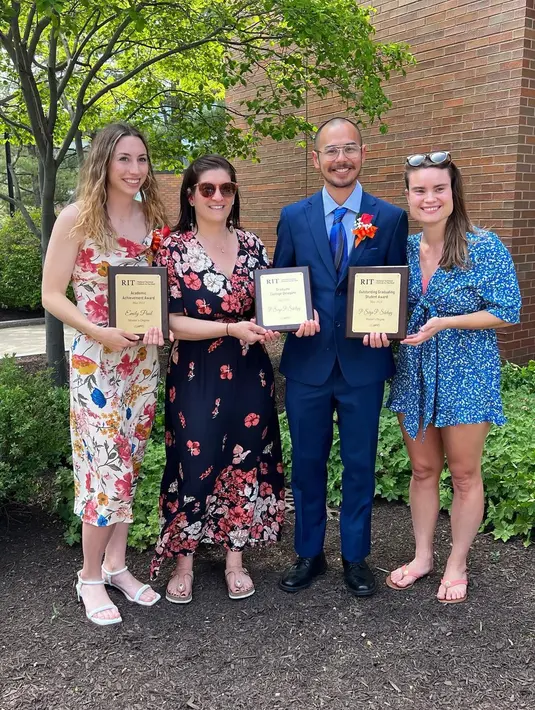 Surya baru saja lulus dari jurusan Secondary Education for Deaf and Hard of Hearing Students di Rochester Institute of Technology New York, Amerika Serikat.  [Instagram/dewiyullofficial]