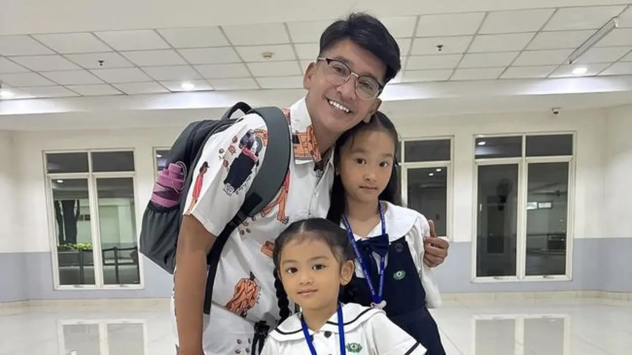 7 Potret Ruben Onsu Semangat Antar Thalia dan Thania Sekolah, Kasih Sayang Seorang Ayah (instagram/ruben_onsu).