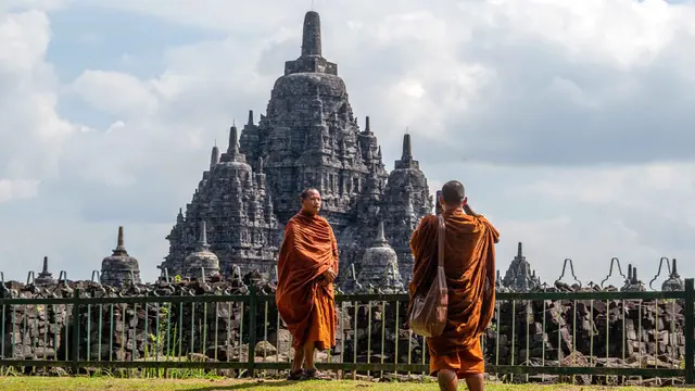 Tempuh Perjalanan Ratusan Kilometer, Biksu Thudong Tiba di Candi Sewu