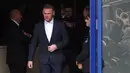 Pemain baru Everton, Wayne Rooney, tiba untuk mengikuti sesi perkenalan dan jumpa pers di Goodison Park, Liverpool, Senin (10/7/2017). (AFP/Paul Ellis)