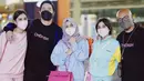 Sebelumnya, ketiganya kompak tampil sporty ketika di bandara. Mama Amu dengan baju baby blue, Nisya dengan baju biru, dan Syahnaz dengan pakain pinknya.