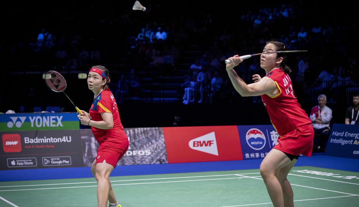 Pebulu tangkis China, Jia Yi Fan (kanan) yang berpasangan dengan Chen Qing Chen berusaha mengembalikan bola saat menghadapi pasangan Indonesia, Apriyani Rahayu/Siti Fadia Silva Ramadhanti pada laga final nomor ganda putri kejuaraan bulu tangkis BWF World Championship 2023 di Royal Arena, Copenhagen, Denmark, Minggu (27/8/2023). (AFP/Ritzau Scanpix/Mads Claus Rasmussen)