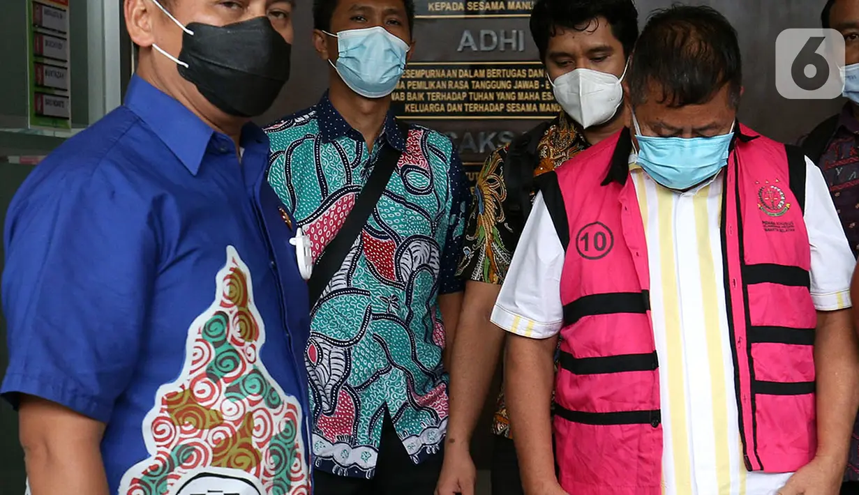 Bareskrim Polri menyerahkan tersangka dan barang bukti kasus hilangnya red notice Djoko Tjandra ke Kejaksaan Negeri (Kejari) Jakarta Selatan, Jumat (16/10/2020). Mereka adalah Irjen Napoleon Bonaparte, Brigjen Prasetijo Utomo, dan Tommy Sumardi. (Liputan6.com/Johan Tallo)