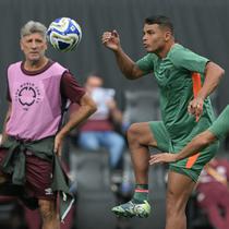 Kapten tim Fluminense, Thiago Silva jelang pertandingan melawan Chelsea di semifinal Piala Dunia Antarklub 2025. (JUAN MABROMATA / AFP)