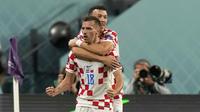 Pemain Timnas Kroasia, Mislav Orsic (depan) melakukan selebrasi bersama Ivan Perisic setelah mencetak gol kedua Kroasia ke gawang Timnas Maroko dalam laga perebutan tempat ketiga Piala Dunia 2022 di Khalifa International Stadium, Doha, Qatar, Sabtu (17/12/2022) malam WIB. (AP Photo/Frank Augstein)