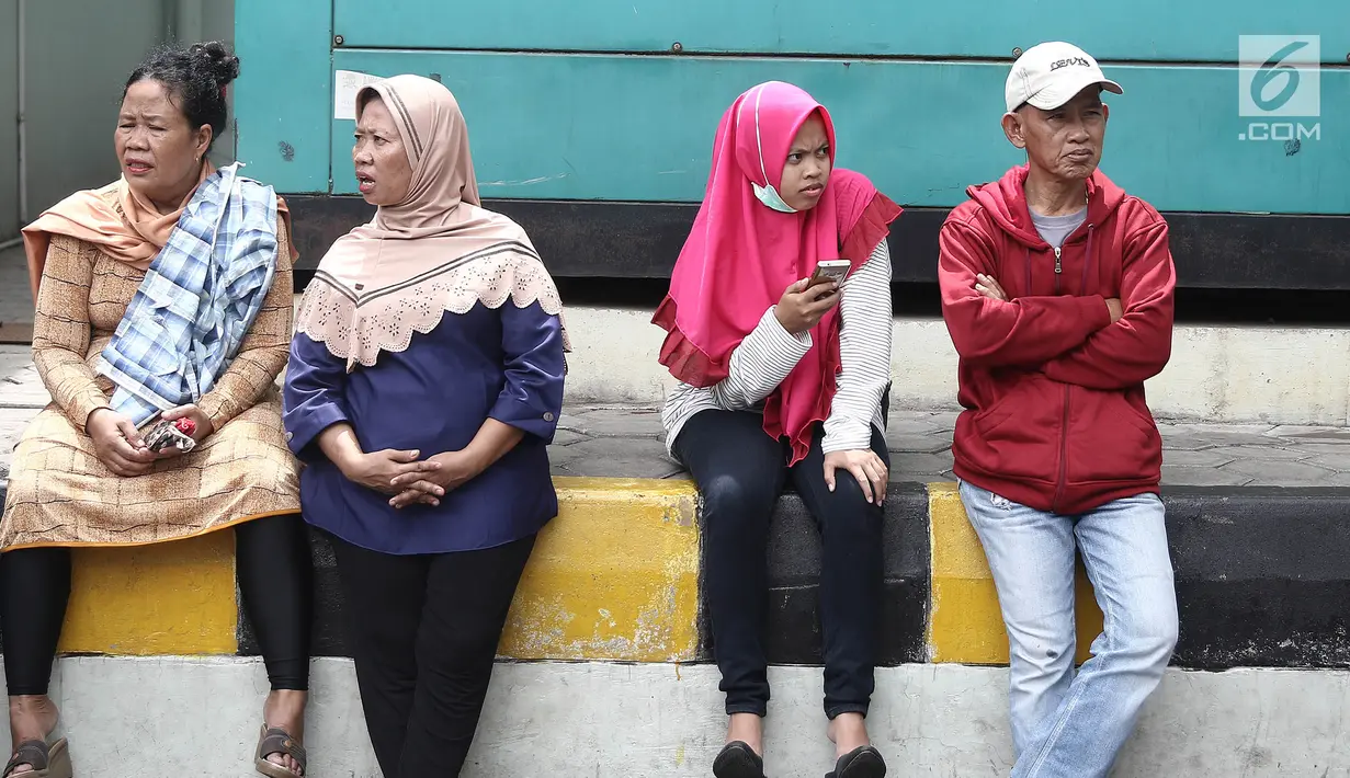 Keluarga karyawan RSUD Tarakan menunggu korban luka tsunami Selat Sunda di RSUD Tarakan, Jakarta, Selasa (24/12). Saat ini RSUD Tarakan merawat 11 korban tsunami. (Liputan6.com/Herman Zakharia)