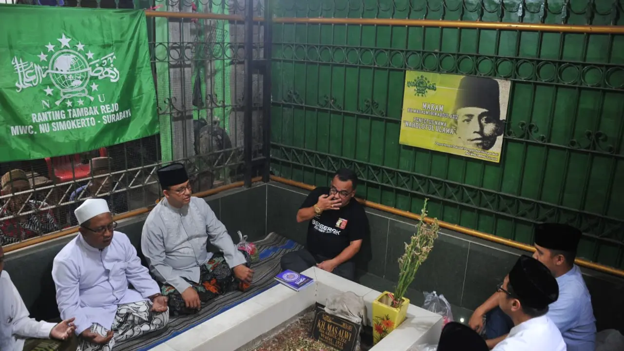 Anies Baswedan saat berziarah ke makam pencetus nama Nahdlatul Ulama (NU), KH Mas Alwi, di Tambakrejo, Simokerto, Surabaya, Sabtu (18/3/2023). (Liputan6.com/Dian Kurniawan)