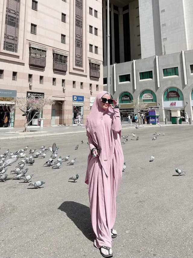7 Momen Putri Isnari Jalani Umroh, Penampilan Bercadarnya Curi Perhatian