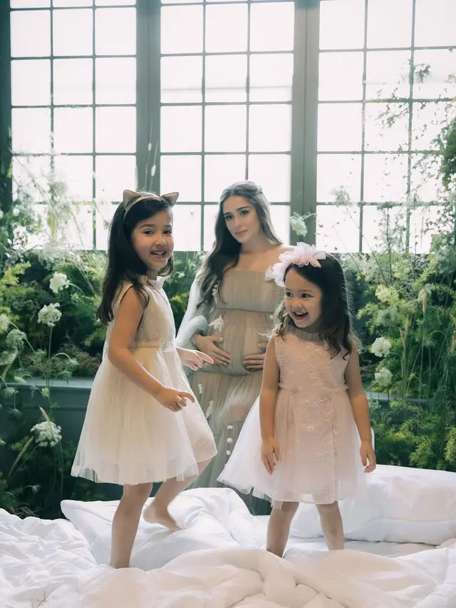 Yasmine Wildblood bersama dua anaknya yang cantik (Instagram/yaswildblood)